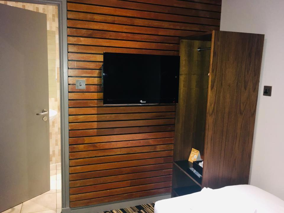 ווישאו The Commercial Hotel מראה חיצוני תמונה